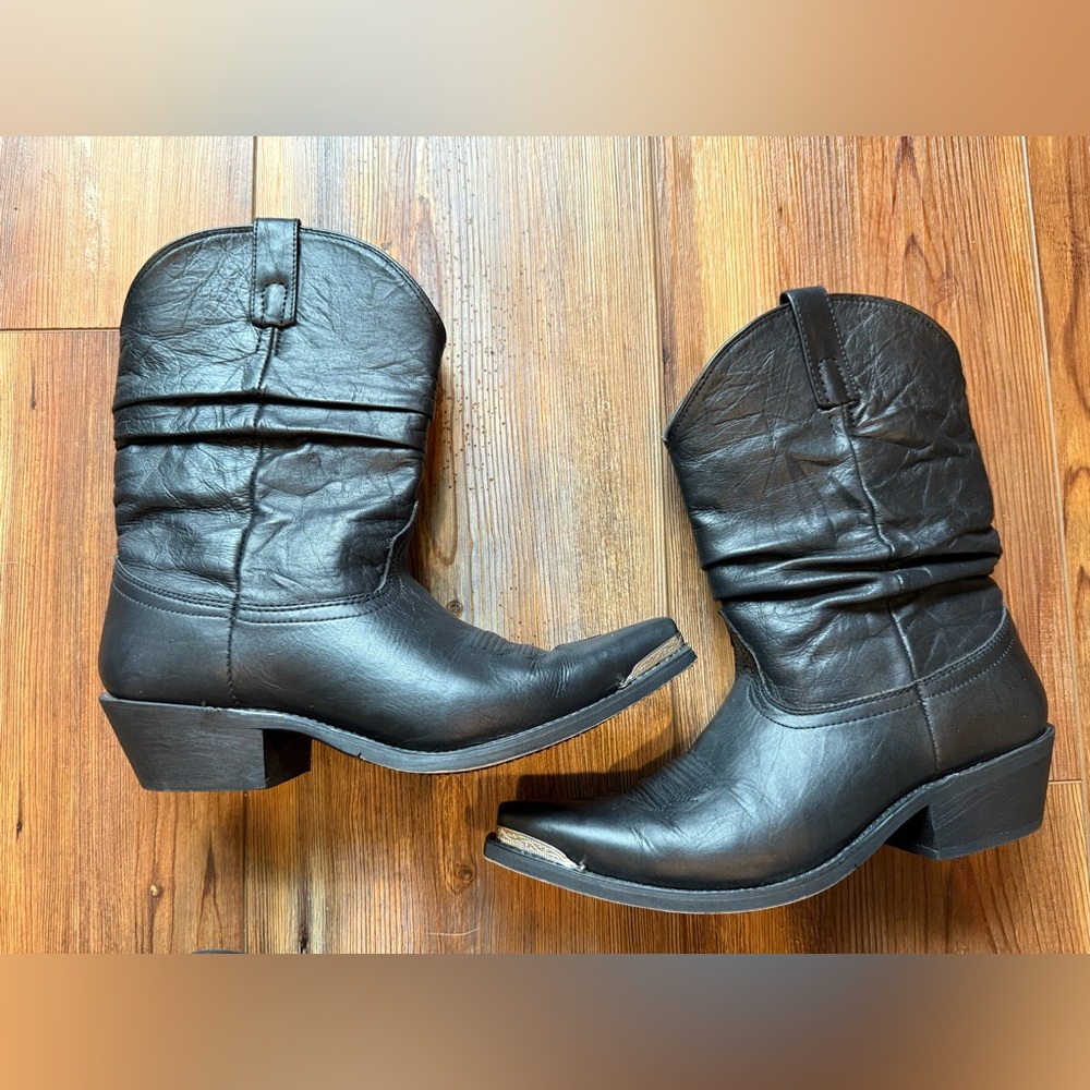 Dingo women’s black leather slouch boots.  Cute with shorts or jeans. Like new.